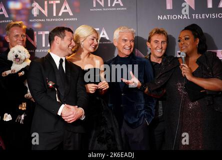 Dermot o'Leary, Holly Willoughby, Phillip Schofield, Nik Speakman e Alison Hammond festeggiano nella sala stampa dopo aver vinto il premio Daytime di questa mattina ai National Television Awards 2022 tenutisi presso L'OVO Arena Wembley di Londra. Data immagine: Giovedì 13 ottobre 2022. Foto Stock