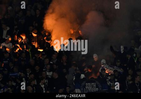 Londra, Regno Unito. 13th Ott 2022. Londra UK 13th ottobre 2022Anderlecht i fan si sono lasciati alle sfarzoni, alcuni indossando maschere bianche durante la partita della West Ham vs RSC Anderlecht Europa Conference League (Gruppo B) al London Stadium Stratford. Credit: MARTIN DALTON/Alamy Live News Foto Stock