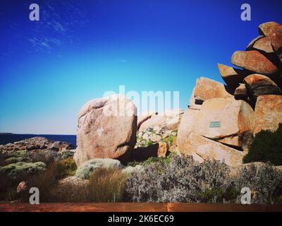 Un primo piano di un grande mucchio di pietre su Granite Island, Australia Foto Stock