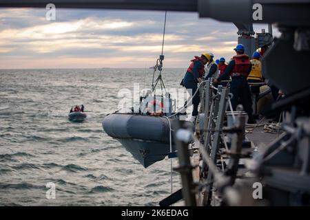 I marinai assegnati al cacciatorpediniere missilistico guidato di classe Arleigh Burke USS Ramage (DDG 61) conducono operazioni su piccole imbarcazioni, 25 settembre 2022. Ramage è in corso come parte del Gerald R. Ford Carrier Strike Group per lo schieramento inaugurale di Ford che conduce la formazione e le operazioni insieme agli alleati e ai partner della NATO per migliorare l'integrazione per le operazioni future e dimostrare l'impegno della Marina degli Stati Uniti per una regione atlantica pacifica, stabile e priva di conflitti. (STATI UNITI Foto Navy di Mass Communication Specialist 2nd Class Sawyer Connally) Foto Stock