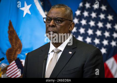 Il Segretario della Difesa Lloyd J. Austin III e il Presidente dei Capi di Stato congiunto, Gen. Mark A. Milley rispondono alle domande durante una conferenza stampa presso la sede della NATO, Bruxelles, Belgio, 12 ottobre 2022. Austin ha ospitato il sesto incontro del Gruppo di contatto per la Difesa Ucraina che ha riunito quasi 50 paesi per continuare le discussioni sul sostegno all'Ucraina nella sua guerra con la Russia. (Foto DOD di Chad J. McNeeley) Foto Stock
