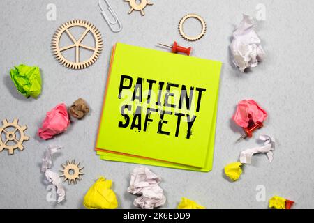 Parola di sicurezza del paziente scritta su blocco di legno. Testo sulla sicurezza del paziente sul tavolo bianco. Foto Stock