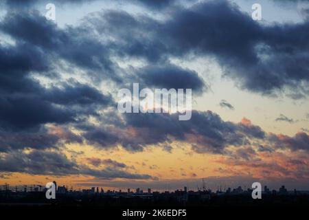Tramonto cielo su una silhouette di edifici della città Foto Stock