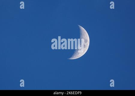 Luna crescente cerante su un cielo blu scuro Foto Stock