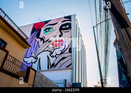 Murale in stile fumetto in un alto edificio nel quartiere Roma di Città del Messico Foto Stock