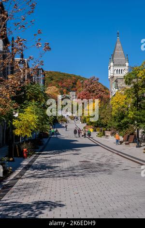 Montreal, Canada - 11 ottobre 2022: Chiesa Anglicana di San Giorgio in autunno Foto Stock