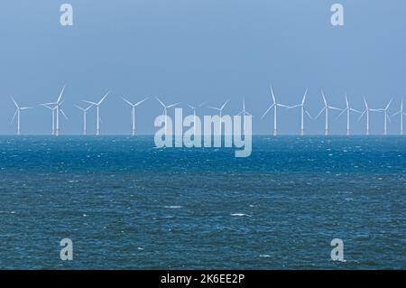 Fila di turbine eoliche offshore Foto Stock