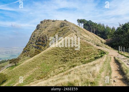 Il grande sentiero di cresta e la vista del retro del Tor nel Parco Nazionale di Peak District Derbyshire England Regno Unito Regno Unito Foto Stock