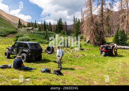 Prospecting clienti con Brian Busse; American Gemtracker; famoso minatore di gemme; proprietario del famoso “Thank You Lord” Aquamarine claim; Mt. Antero; CO Foto Stock