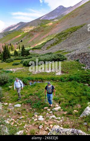 Brian Busse; American Gemtracker; famoso minatore gemstone; proprietario di “Thank You Lord” Aquamarine reclamo; guida freelance scrittore Tom Hess; Mt. Antero; CO Foto Stock