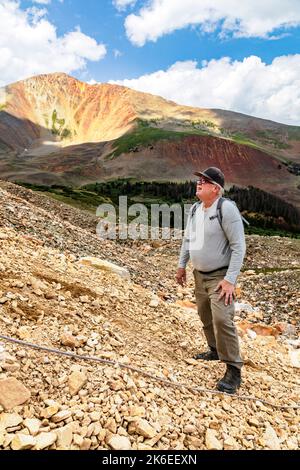 Scrittore freelance e prospettore Tom Hess; Brian Busse; American Gemtracker; famoso minatore gemstone; proprietario del famoso “Thank You Lord” Aquamarine claim; CO Foto Stock