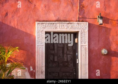 Mérida, Messico, porta colorata, porta, facciata di una casa storica Foto Stock