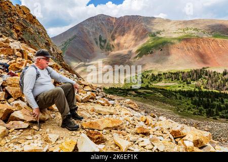 Scrittore freelance e prospettore Tom Hess; Brian Busse; American Gemtracker; famoso minatore gemstone; proprietario del famoso “Thank You Lord” Aquamarine claim; CO Foto Stock