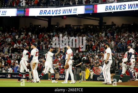 Atlanta, Stati Uniti. 12th Ott 2022. I giocatori di Atlanta Braves celebrano una vittoria di $3-0 contro i Philadelphia Phillies dopo la seconda partita della National League Division Series al Truist Park di Atlanta mercoledì 12 ottobre 2022. (Foto di Jason Getz /The Atlanta Journal-Constitution/TNS/Sipa USA) Credit: Sipa USA/Alamy Live News Foto Stock