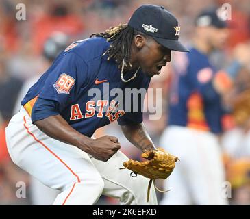 Houston, Stati Uniti. 13th Ott 2022. Il sollievo della caraffa di Houston Astros Rafael Montero reagisce dopo aver colto Seattle Mariners Cal Raleigh per terminare l'ottavo gioco inning77in della loro American League Division Series al Minute Maid Park di Houston giovedì 13 ottobre 2022. Foto di Maria Lysaker/UPI. Credit: UPI/Alamy Live News Foto Stock