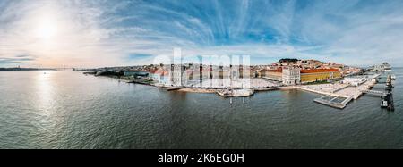 Vista panoramica aerea del quartiere di Praca do Comercio e Baixa a Lisbona, Portogallo, con il ponte del 25 aprile visibile sul fiume Tago Foto Stock