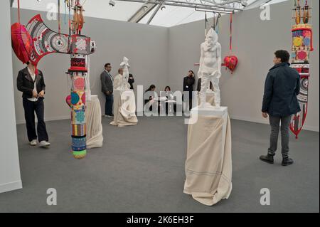 Viste e visitatori della fiera 2022 Frieze Arts a Regent's Park, Londra, Inghilterra, Regno Unito Foto Stock