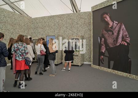 Viste e visitatori della fiera 2022 Frieze Arts a Regent's Park, Londra, Inghilterra, Regno Unito Foto Stock