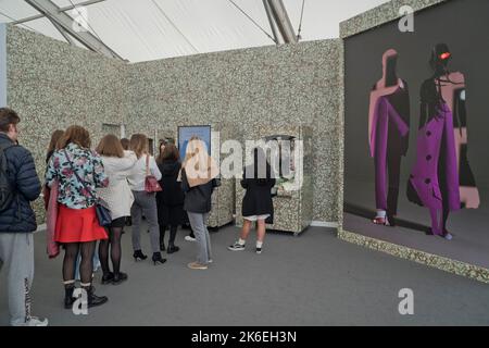 Viste e visitatori della fiera 2022 Frieze Arts a Regent's Park, Londra, Inghilterra, Regno Unito Foto Stock