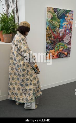 Viste e visitatori della fiera 2022 Frieze Arts a Regent's Park, Londra, Inghilterra, Regno Unito Foto Stock