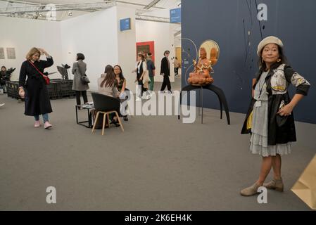 Viste e visitatori della fiera 2022 Frieze Arts a Regent's Park, Londra, Inghilterra, Regno Unito Foto Stock