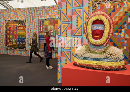 Viste e visitatori della fiera 2022 Frieze Arts a Regent's Park, Londra, Inghilterra, Regno Unito Foto Stock