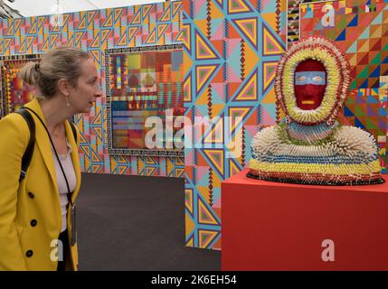 Viste e visitatori della fiera 2022 Frieze Arts a Regent's Park, Londra, Inghilterra, Regno Unito Foto Stock