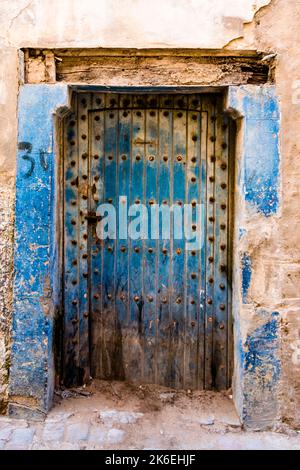 Porta blu antica e decaduta a Essaouira, Marocco, Nord Africa Foto Stock