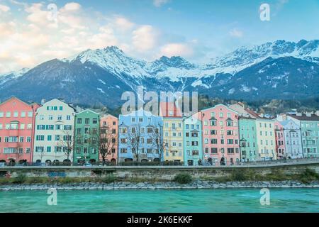 Città vecchia di Innsbruck e montagna innevata del karwendel al tramonto in Tirolo, Austria Foto Stock