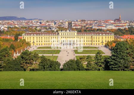 Palazzo di Schonbrunn e skyline di Vienna dalla collina dei giardini al sole Foto Stock