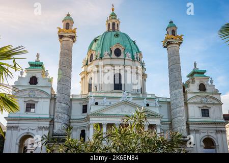 Chiesa di San Carlo a Karlsplatz all'alba, Vienna, Austria Foto Stock