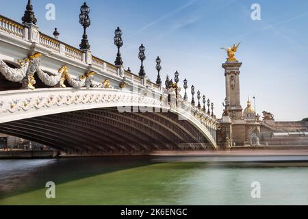 Alexandre III ponte a Parigi al cielo chiaro alba, Francia Foto Stock