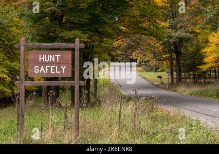 Un cartello Hunt Safely sul lato della strada a Deerfield Township, Pennsylvania, USA Foto Stock