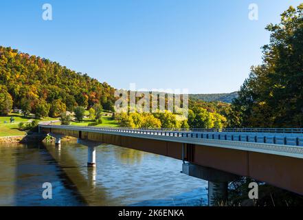 Il ponte Hunter Station che attraversa il fiume Allegheny sulla state Route 62 a Tionesta, Pennsylvania, USA Foto Stock