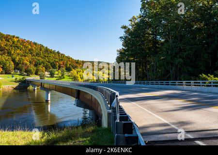 Il ponte Hunter Station che attraversa il fiume Allegheny sulla state Route 62 a Tionesta, Pennsylvania, USA Foto Stock