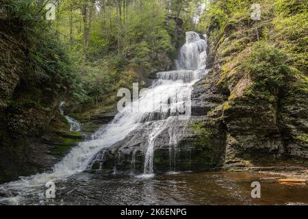 Cascate di Dingmans nella Delaware Water Gap National Recreation Area, Pennsylvania. Ha una caduta verticale di 39,6 m (130 ft) ed è la seconda acqua più alta Foto Stock