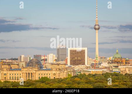 Skyline di Berlino sulla città di Tiergarten al tramonto tranquillo, in Germania Foto Stock