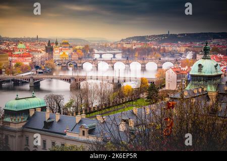 Sopra i ponti della città vecchia di Praga e il fiume Moldava al tramonto, Repubblica Ceca Foto Stock
