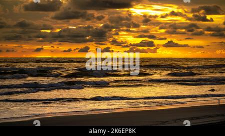 Bellissimo tramonto giallo sulla spiaggia di Acapulco Messico Foto Stock