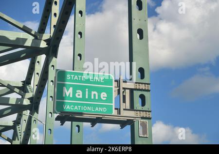 Kittery, Maine, Stati Uniti. Un cartello sulla linea di stato tra il New Hampshire e il Maine su un ponte sopra il fiume Piscataqua che divide i due stati. Foto Stock