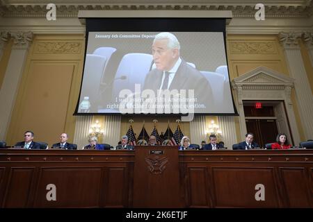 WASHINGTON, DC - 13 OTTOBRE: Un video di Roger Stone, un conservatore di lunga data politico operativo e consulente, è suonato durante un'audizione da parte della United States House Select Committee per indagare l'attacco del 6th gennaio al Campidoglio degli Stati Uniti nel Cannon House Office Building il 13 ottobre 2022 a Washington, DC. Il comitato bipartisan, possibilmente nella relativa udienza finale, sta raccogliendo le prove per quasi un anno relativo all'attacco del gennaio 6 al Campidoglio degli Stati Uniti. Il 6 gennaio 2021, i sostenitori dell'ex presidente Donald Trump hanno attaccato il Campidoglio degli Stati Uniti durante un tentativo di disrup Foto Stock