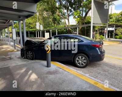 Foratura dello pneumatico sinistro sul veicolo anteriore collisione sul montante a, cofano anteriore ammaccato male, attivazione dell'airbag all'interno del sedile del conducente. Imprudente Foto Stock