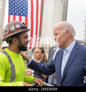 Los Angeles, Stati Uniti. 13th Ott 2022. STATI UNITI Il presidente Joe Biden, saluta un lavoratore sindacale al Los Angeles Metro, D Line Extension Transit Project, 13 ottobre 2022, a Los Angeles, California. Credit: Adam Schultz/White House Photo/Alamy Live News Foto Stock