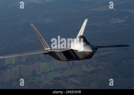 Lask, Polonia. 12th Ott 2022. NEGLI STATI UNITI Air Force F-22 l'aereo da combattimento Raptor assegnato al 90th Expeditionary Fighter Squadron sale durante la NATO Air Shielding sulla Polonia il 12 ottobre 2022 vicino a Lask, Polonia. Credit: SSgt Danielle Sukhlall/US Air Force/Alamy Live News Foto Stock