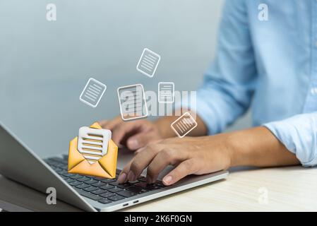 uomo d'affari che utilizza un computer portatile per controllare l'icona e-mail online o inviare e-mail a partner e clienti sul web con il concetto di tecnologia di interfaccia virtuale. Foto Stock