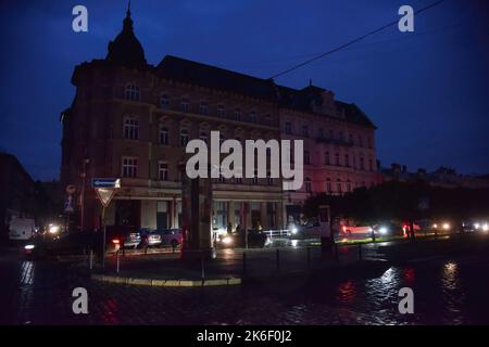 Lviv, Ucraina. 11th Ott 2022. Dopo gli attacchi missilistici russi a Lviv, il 10 e 11 ottobre, la Russia ha lanciato un massiccio attacco missilistico alle infrastrutture critiche di Lviv. A seguito dell'attacco, le sottostazioni elettriche sono state danneggiate. Per questo motivo, la città ha avuto problemi con la fornitura di energia elettrica, così come con l'acqua e le comunicazioni mobili. Credit: SOPA Images Limited/Alamy Live News Foto Stock