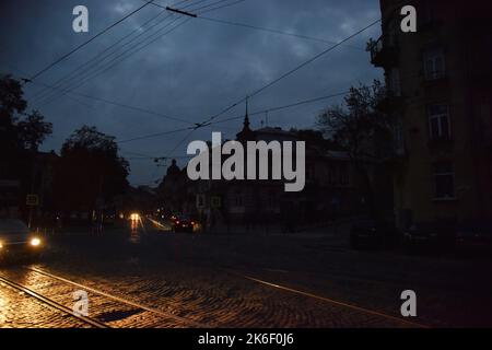 Lviv, Ucraina. 11th Ott 2022. Dopo gli attacchi missilistici russi a Lviv, il 10 e 11 ottobre, la Russia ha lanciato un massiccio attacco missilistico alle infrastrutture critiche di Lviv. A seguito dell'attacco, le sottostazioni elettriche sono state danneggiate. Per questo motivo, la città ha avuto problemi con la fornitura di energia elettrica, così come con l'acqua e le comunicazioni mobili. Credit: SOPA Images Limited/Alamy Live News Foto Stock