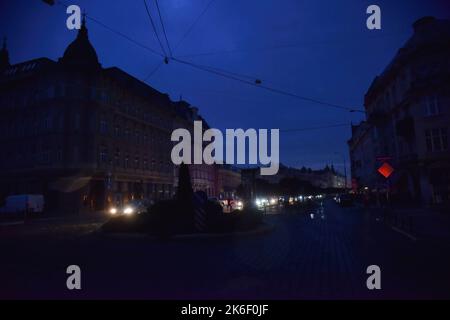 Lviv, Ucraina. 11th Ott 2022. Dopo gli attacchi missilistici russi a Lviv, il 10 e 11 ottobre, la Russia ha lanciato un massiccio attacco missilistico alle infrastrutture critiche di Lviv. A seguito dell'attacco, le sottostazioni elettriche sono state danneggiate. Per questo motivo, la città ha avuto problemi con la fornitura di energia elettrica, così come con l'acqua e le comunicazioni mobili. Credit: SOPA Images Limited/Alamy Live News Foto Stock