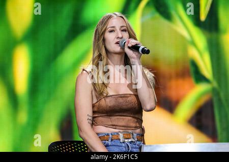 Margo Price si esibisce in diretta presso Farm Aid a Raleigh, NC Foto Stock