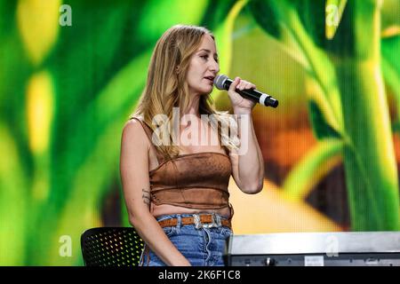 Margo Price si esibisce in diretta presso Farm Aid a Raleigh, NC Foto Stock